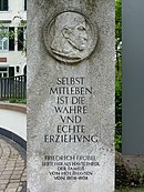 Denkmalstele für Fröbel vor dem Eingang des Holzhausenschlösschens in Frankfurt am Main