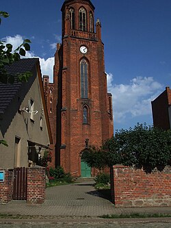 Kirchturm von der Lohmer Straße aus gesehen.