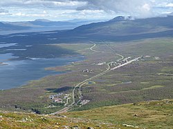 Picture of Abisko, taken from the mountain Nuolja. In the foreground, Abisko Turiststation and the bottom part of the Abisko canyon can be seen. Further away is the village Abisko Östra. To the left in the picture, the lake Torneträsk can be seen.