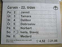 Ein Wochenblatt aus einem Ringbuchkalender in tschechischer Sprache. Das Blatt ist sowohl mit Schwarzschrift (schwarz auf weiß) als auch beidseitig mit Brailleschrift bedruckt; beide Schriften überlagern einander.