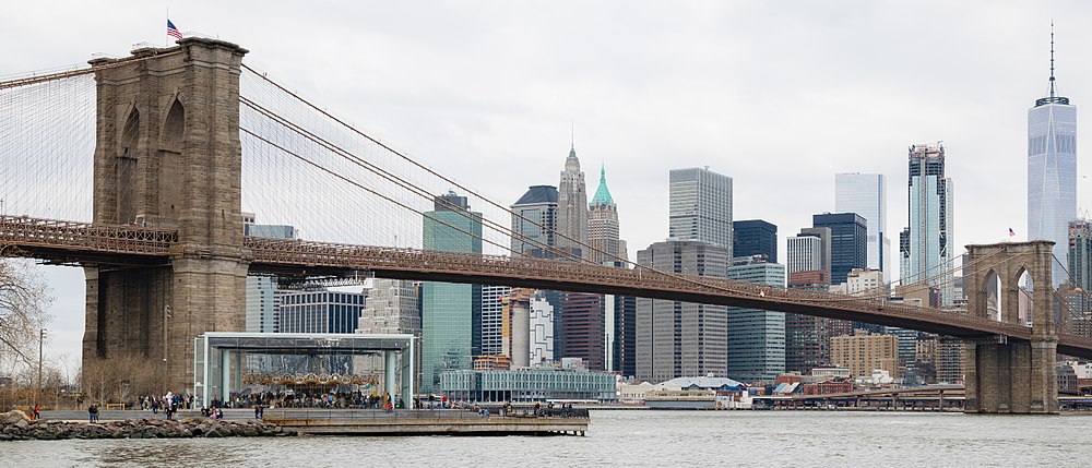 The Brooklyn Bridge with Manhattan in the background, seen at daytime from Brooklyn in 2017