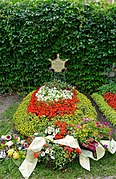 Das zum 40. Todestag geschmückte Grab Erich Kästners auf dem Bogenhausener Friedhof in München