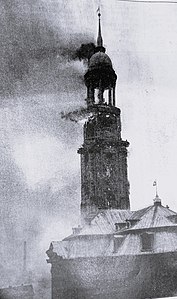 Die St. Michaeliskirche am 3. Juli 1906 in Flammen stehend.