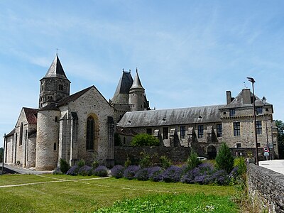 Kirche Saint-Pierre-ès-Liens und dahinter das Schloss