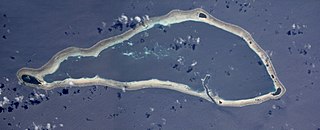 ISS-Fotomosaik des Atolls (Hauptinsel Ngatik ganz links)