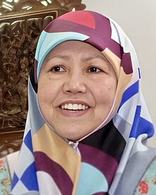 Princess Masna Bolkiah 2019. Porträt einer malaiischen Frau mit buntem Kopftuch-Schleier.