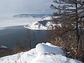 Blick vom Tscherski-Fels auf den Ursprung der Angara im Baikalsee, inklusive Schamanen-Stein