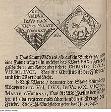 Eine alte Buchseite mit der Abbildung von Vorder- und Rückseite einer quadratischen Münze. Links zeigt die Münze fünf Zeilen lateinischen Text, darunter ein Wappen mit Zweigen. Rechts ist ein Lamm mit einer Fahne abgebildet, das auf einer aufgeschlagenen Bibel steht