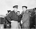 General Dwight D. Eisenhower und Lt. General Lucius D. Clay auf dem Flugplatz