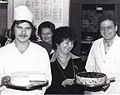 Kaffeehaus Heldt, 1970er Jahre, Manfred und Lieselotte Heldt mit ihrem Sohn Armin (links); im Hintergrund Käthe Krellenberg