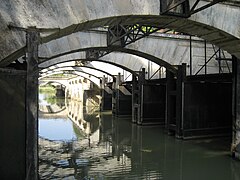 Die beiden Bauwerke vom Kanal aus gesehen, rechts Nischen mit Rinnen­hälften