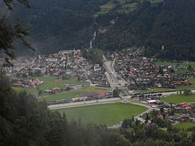 Blick von den Reichenbachfällen auf das Ortszentrum, Ortsteil Stein rechts vom Milibach und den Alpbachfall