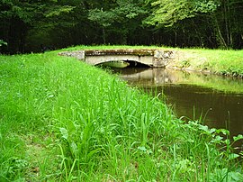 Stone bridge over the Yonne tributary