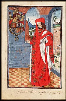 King Ferdinand is wearing a long red robe and chaperon