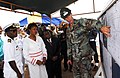 US-Navy Builder 2nd Class Errol Browning (r.), erklärt Konstruktionspläne zum Bau einer mit US-Hilfe zu errichteten Klinik in Tema; vordere Reihe links: Matthew Quashie (Ghanaische Marine); Pamela E. Bridgewater (US-Botschafterin in Ghana) und William Ofori Boafo (Ghanas Vizeminister für Verteidigung), 20.11.2007