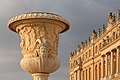 August: Le Vase de la Paix vor der Westfassade von Schloss Versailles, Frankreich