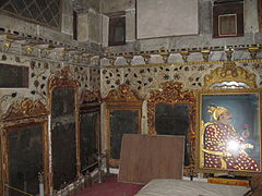 Mirrors and paintings in the bedchamber