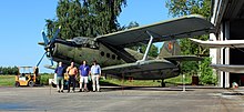 Gruppenbild mit einer Antonow An-2 des Fliegenden Museums