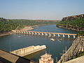 Das Kraftwerk am rechten Ufer und die Brücke über den Chambal unterhalb der Talsperre