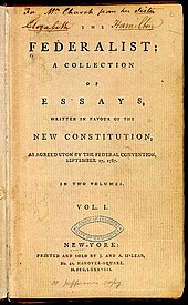 Das vergilbte Titelblatt der ersten Ausgabe von The Federalist. Oben und unten wurde etwas handschriftlich notiert.
