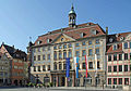 Die Frankenfahne am Fahnenmast vor dem Rathaus von Coburg, Oberfranken