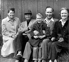 Elswyth Thane (far right) and husband 'Will' Beebe (2nd from left) with friends at home near Wilmington, Vermont in 1957