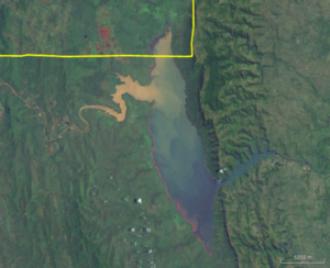 Satellitenaufnahme des Sees. Die Landesgrenze in Gelb.
