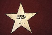 fünfzackiger, goldener Stern, eingelassen auf rotem Untergrund mit der Inschrift Wolfgang Kohlhaase, Autor, Writer, 1931 und Unterschrift