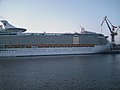 Die Freedom of the Seas beim Eindocken im Hamburger Hafen