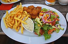Kibbeling (Mitte, oben) mit Pommes frites, Remoulade, buntem Salat