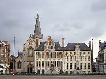 Sint-Nicolaaskerk, with the Parochiehuis and the Cipierage, seen from the Grote Markt