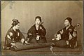 Japanerinnen mit Koto, Kokyū und Langhalslaute, Foto Ende 19. Jh.