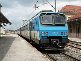 Z 99582 im Bahnhof von Pontarlier in der weiß-hellblauen Farbgebung der Region Franche-Comté