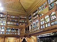 Holzgetäfelte Bibliothek