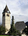 Links der Turm der Liebfrauenkirche (14. Jhdt.), rechts die Pfarrkirche „Zum Heiligen Andreas“