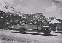 Ein Saurer Car Alpin in den 1920er-Jahren auf dem Klausenpass