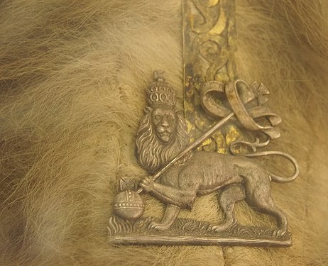 Löwe Judas auf einem Cape aus Löwenfell, Äthiopien