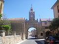 Ortsbefestigung mit Tor und Uhrenreiter