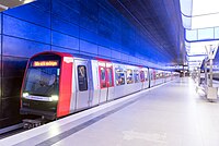 Sechsteilige Doppeltraktion aus Fahrzeugen der Baureihe DT5 der U-Bahn Hamburg
