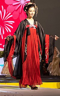 Woman wearing modern qixiong ruqun (a type of Hanfu) at IDO32 (20200118144012)