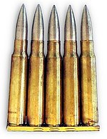 Ladestreifen mit fünf Patronen 7,92 × 57 mm