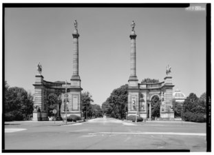 Statue of Meade atop the Smith Memorial Arch in Fairmount Park, Philadelphia, Pennsylvania