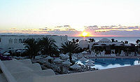 Sonnenaufgang am Meer, beobachtet von einem Touristenhotel auf Djerba
