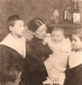 Julie Moufang mit ihren Söhnen Nicola, Eugen, dem früh verstorbenen Fritz und Franz auf ihrem Schoß