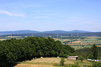 Kellerwald mit Hohem Lohr (656,7 m, links), Jeust (585 m, Mitte) und Wüstegarten (675,3 m, rechts); vorne die Gilserberger Höhen