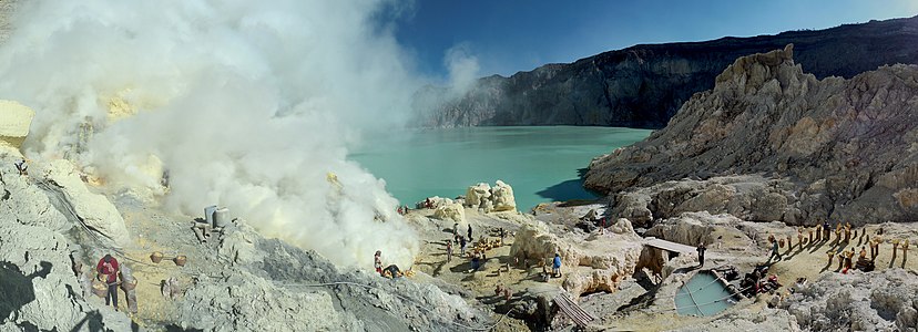 Sulfur mining at Ijen, by Sémhur