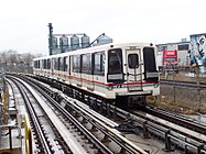 Fahrzeug des Typs ITCS Mark I auf der Scarborough Line der Toronto Subway mit Linearantrieb; zwischen den Führungsschienen gut zu erkennen der Stator, an dem sich der Zug entlangzieht