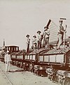 Japanische Arbeiter auf einem Erzzug in Thio (1920)