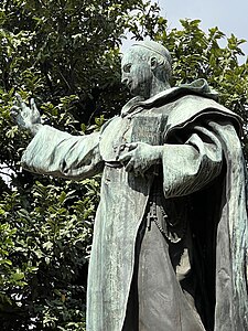 Benavides holding the Santo Evangelio.
