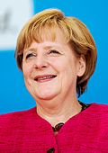 Bundeskanzlerin Angela Merkel bei einer Wahlkampfveranstaltung 2013 (Recortada).jpg